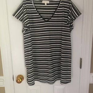 Black and White Striped V-Neck Top XL